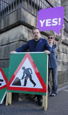 Eddie Izzard attempting to release political roadblock by backing Yes2AV campaign?
