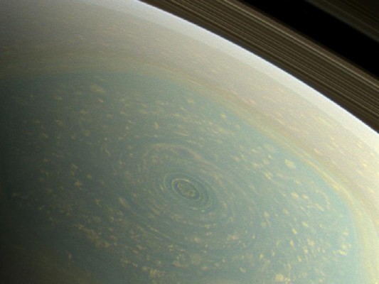 Cassini - Saturn Spring at North Pole_800-600