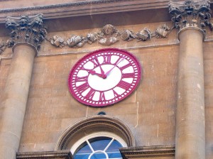 The clock on the Bristol Exchange giving priority to local time, but also indicating "railway time", 10 minutes ahead.