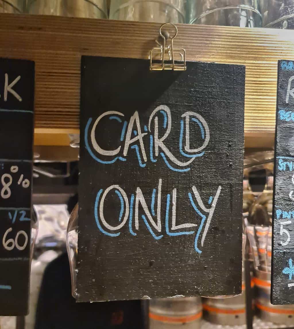 a sign that says card only on it