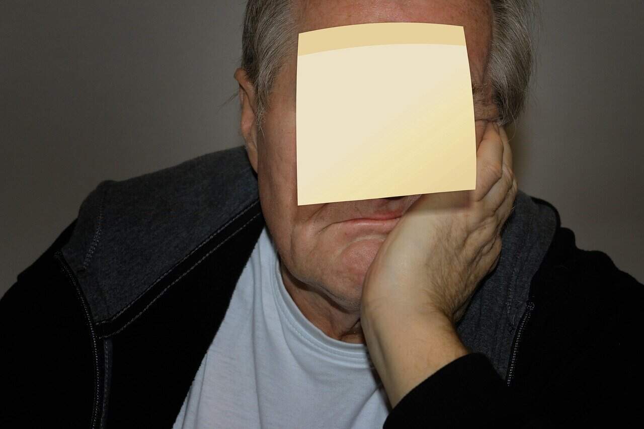 post-it, senior, man, pensioner, note, memo, sticky note, notepad, reminder, message, communication, announcement, bulletin, task, idea, copy space
